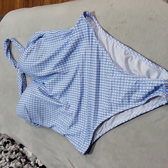 Cupshe Sugar & Spice Houndstooth One-Piece Swimsuit - Picture 6 of 14